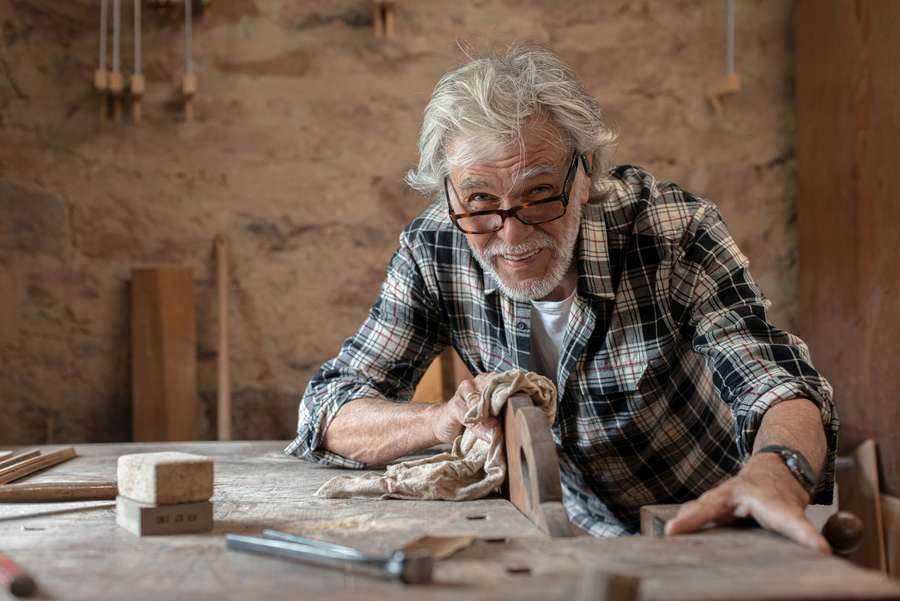 Genug Zeit und Ruhe sind eine der wichtigsten Voraussetzungen für sicheres Arbeiten. Denn wer hektisch agiert, kann sich leichter verletzen. Foto: djd/Hermes Arzneimittel/Jonas Glaubitz - stock.adobe.com
