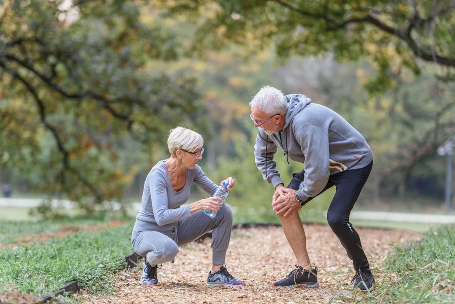 Kommt es bei sportlichen Aktivitäten zu Verletzungen, sollte man sich fachkundige Hilfe suchen. Foto: djd/CH-Alpha-Forschung/lordn - stock.adobe.com