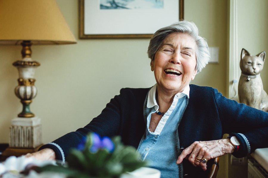 Hannelore Steinkraus hat in ihrem neuen Appartement alles, was sie braucht, zudem kann sie das umfangreiche Kulturangebot der Seniorenresidenz genießen. Foto: djd/Augustinum