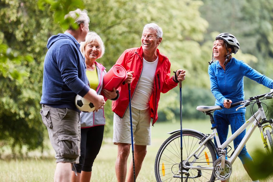 Welches Training eignet sich für Senioren mit Arthrose? Von Ballsportarten ist eher abzuraten, Walken und Radeln dagegen sind empfehlenswert. Foto: djd/CH-Alpha-Forschung/Robert Kneschke - stock.adobe.com