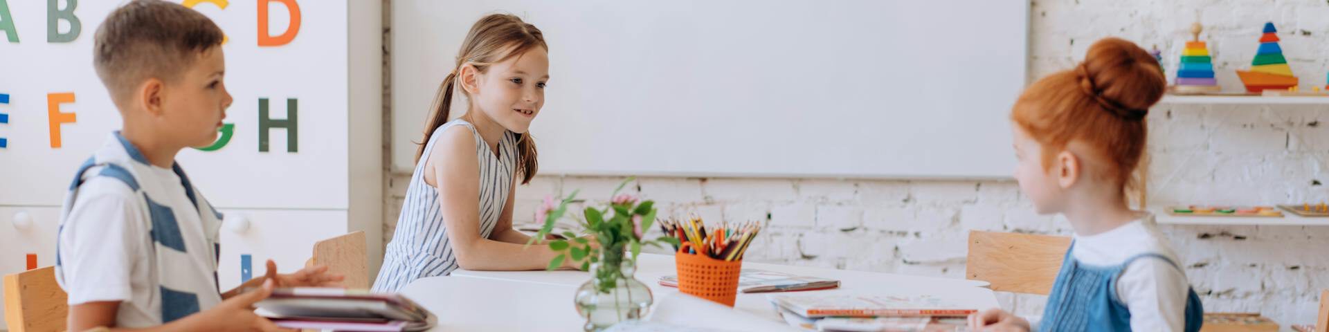 Kinder sitzen gemeinsam am Tisch