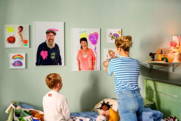 Echte Unikate als Wandschmuck: Familienfotos, die von den Kids kunterbunt verschönert wurden, werten jeden Raum auf. Foto: djd/CEWE