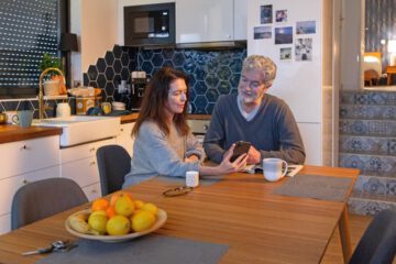 Smarthome-Technologien erleichtern den Alltag. Sie lassen sich heute sehr einfach und intuitiv bedienen - zum Beispiel über das Smartphone. Foto: djd/Somfy