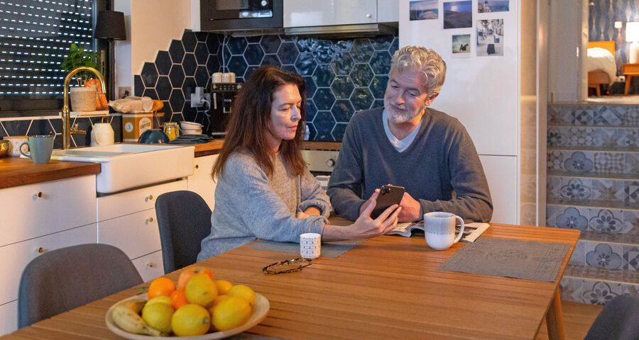 Smarthome-Technologien erleichtern den Alltag. Sie lassen sich heute sehr einfach und intuitiv bedienen - zum Beispiel über das Smartphone. Foto: djd/Somfy