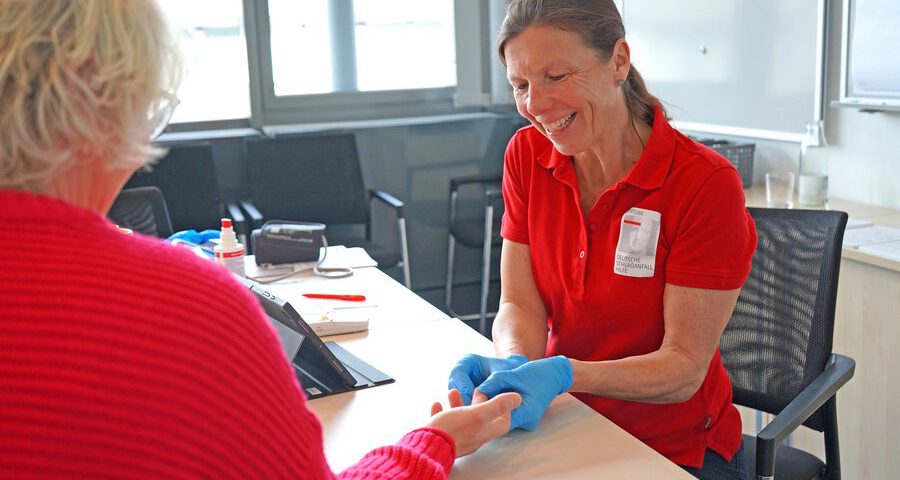Erwachsene können sich ab dem 35. Lebensjahr alle drei Jahre ärztlich durchchecken lassen. Foto: djd/Stiftung Deutsche Schlaganfall-Hilfe