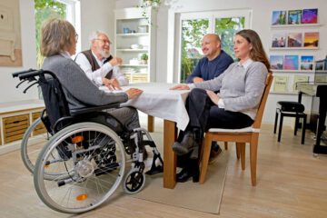 Auch pflegende Angehörige brauchen Auszeiten. Mit dem neuen Gemeinsamen Jahresbetrag lassen sich diese ab Juli flexibler planen. Foto: djd/compass private pflegeberatung
