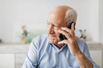 Frust beim Anruf in der Arztpraxis: Entweder man kommt nicht durch oder hängt ewig in der Warteschleife. Foto: djd/Doctolib/Getty Images/Josep Rovirosa