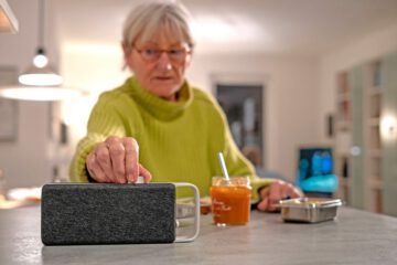 Selbstständig leben auch im Alter: Praktische Helfer wie ein Sprachverstärker unterstützen ein barrierefreies Wohnen. Foto: djd/Sonoro/Andreas Hoffmannbeck