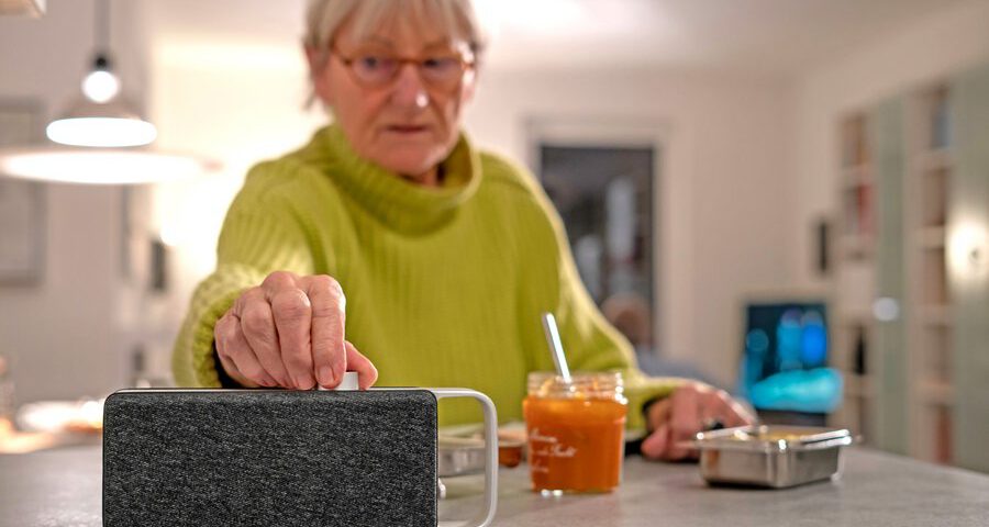 Selbstständig leben auch im Alter: Praktische Helfer wie ein Sprachverstärker unterstützen ein barrierefreies Wohnen. Foto: djd/Sonoro/Andreas Hoffmannbeck