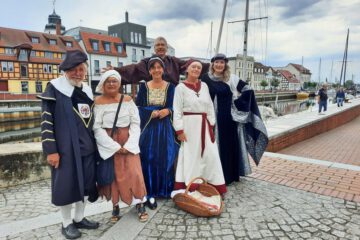 Mit "Herzogin Anna" und den anderen historisch gewandeten Gästeführern entdeckt man die Altstadt von Ueckermünde auf unterhaltsame Art und Weise. Mit "Herzogin Anna" und den anderen historisch gewandeten Gästeführern entdeckt man die Altstadt von Ueckermünde auf unterhaltsame Art und Weise. Foto: djd/Tourismusverein Stettiner Haff