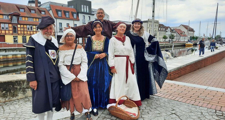 Mit "Herzogin Anna" und den anderen historisch gewandeten Gästeführern entdeckt man die Altstadt von Ueckermünde auf unterhaltsame Art und Weise. Mit "Herzogin Anna" und den anderen historisch gewandeten Gästeführern entdeckt man die Altstadt von Ueckermünde auf unterhaltsame Art und Weise. Foto: djd/Tourismusverein Stettiner Haff