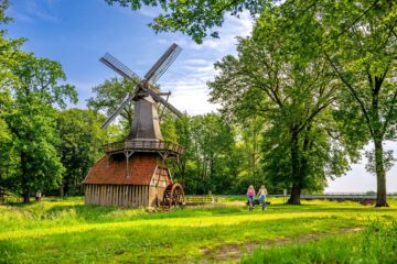 Wer durch das Emsland radelt, wird früher oder später an einer alten Mühle vorbeikommen, etwa an der Hüvener Mühle. Wer durch das Emsland radelt, wird früher oder später an einer alten Mühle vorbeikommen, etwa an der Hüvener Mühle.