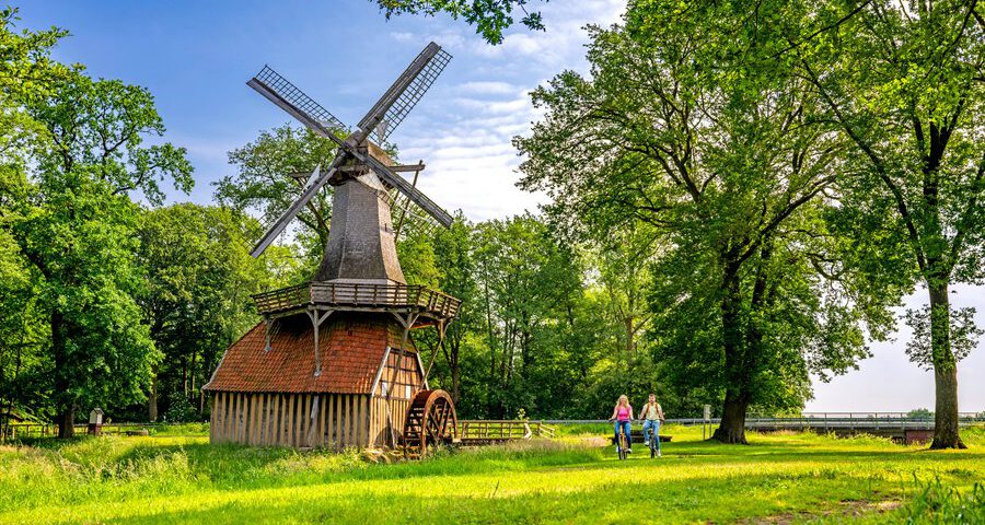 Wer durch das Emsland radelt, wird früher oder später an einer alten Mühle vorbeikommen, etwa an der Hüvener Mühle. Wer durch das Emsland radelt, wird früher oder später an einer alten Mühle vorbeikommen, etwa an der Hüvener Mühle.