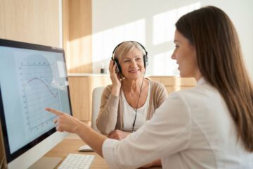 Wer den Verdacht hat, dass sein Gehör nachlässt, sollte das frühzeitig prüfen lassen.